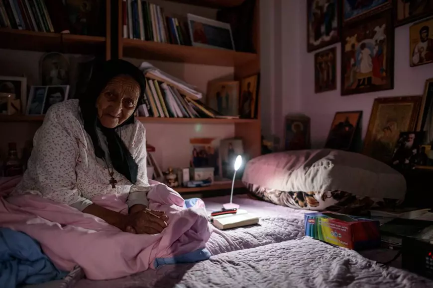 Femeia are 87 de ani și este dependentă de concentratorul de oxigen