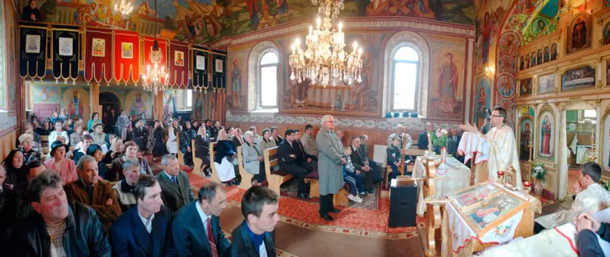 „Vaccinarea este un gest de iubire față de comunitate”. Doi preoți ortodocși explică de ce s-au implicat în informarea credincioșilor