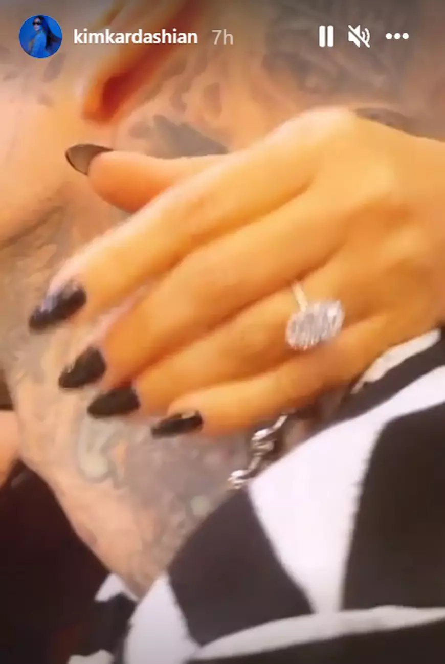 Kourtney Kardashian s-a logodit cu Travis Barker. Cererea în căsătorie a avut loc pe o plajă plină cu trandafiri