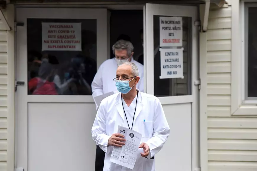 De ce România nu a tratat până acum bolnavii COVID cu anticorpi monoclonali? Roche: „Așteptăm să semnăm contractul cu Ministerul Sănătății”