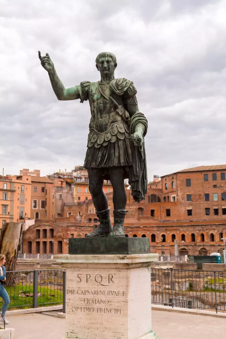 Iulius Cezar statuie