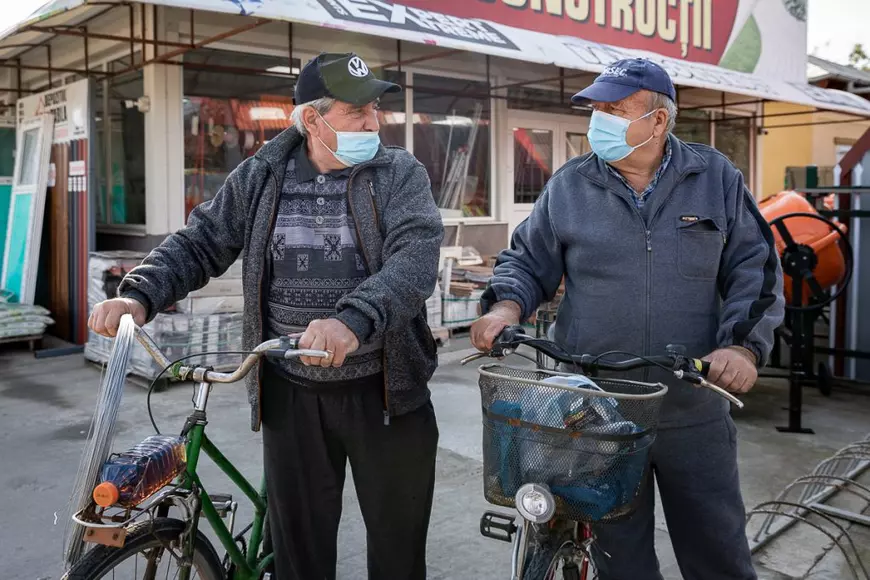 REPORTAJ. Viața, furia și spaimele locuitorilor dintr-o comună fruntaşă la Covid-19. „M-aș fi vaccinat, dar cum să ajung la Giurgiu când eu abia merg?”