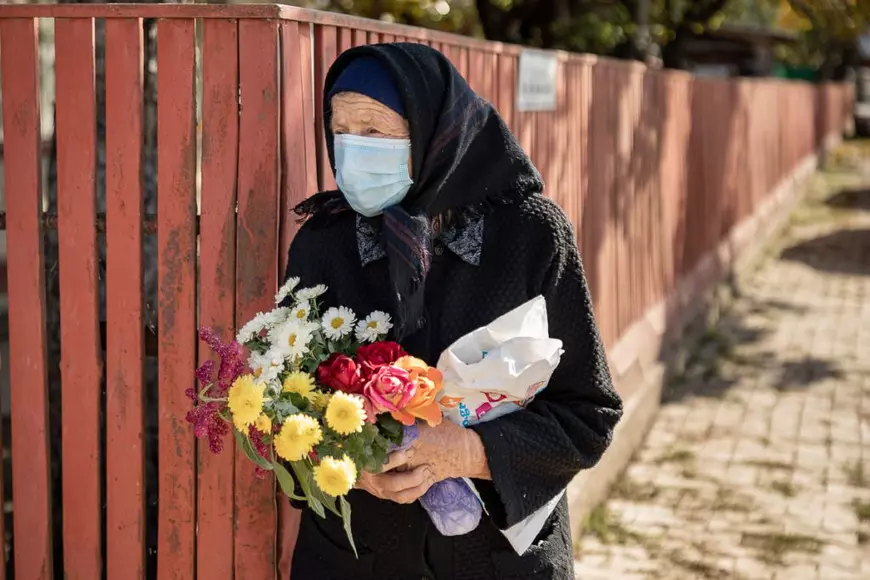 REPORTAJ. Viața, furia și spaimele locuitorilor dintr-o comună fruntaşă la Covid-19. „M-aș fi vaccinat, dar cum să ajung la Giurgiu când eu abia merg?”
