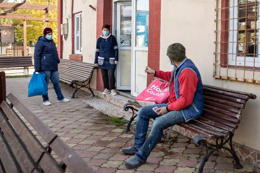 REPORTAJ. Viața, furia și spaimele locuitorilor dintr-o comună fruntaşă la Covid-19. „M-aș fi vaccinat, dar cum să ajung la Giurgiu când eu abia merg?”