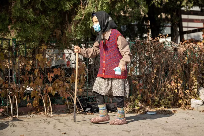 REPORTAJ. Viața, furia și spaimele locuitorilor dintr-o comună fruntaşă la Covid-19. „M-aș fi vaccinat, dar cum să ajung la Giurgiu când eu abia merg?”