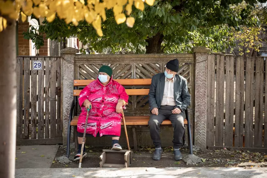 REPORTAJ. Viața, furia și spaimele locuitorilor dintr-o comună fruntaşă la Covid-19. „M-aș fi vaccinat, dar cum să ajung la Giurgiu când eu abia merg?”