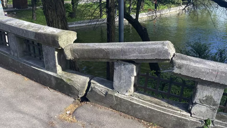 O parte din „Podul Mare” din Cișmigiu s-a prăbușit. Libertatea a scris despre pericol de acum 5 luni