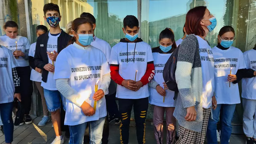 Primul marș LGTBQ la Iași: o mână de tineri în tricouri colorate vs câțiva adulți nervoși și minori scoși în stradă să spună rugăciuni