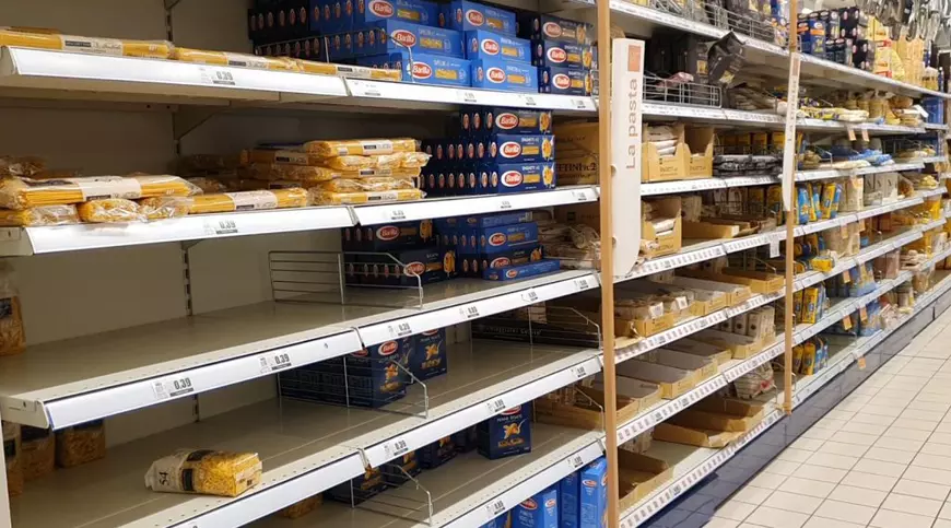 Italia nu avea vaccin, tratament, dar orbecăia, cu disperare, ca să trăiască