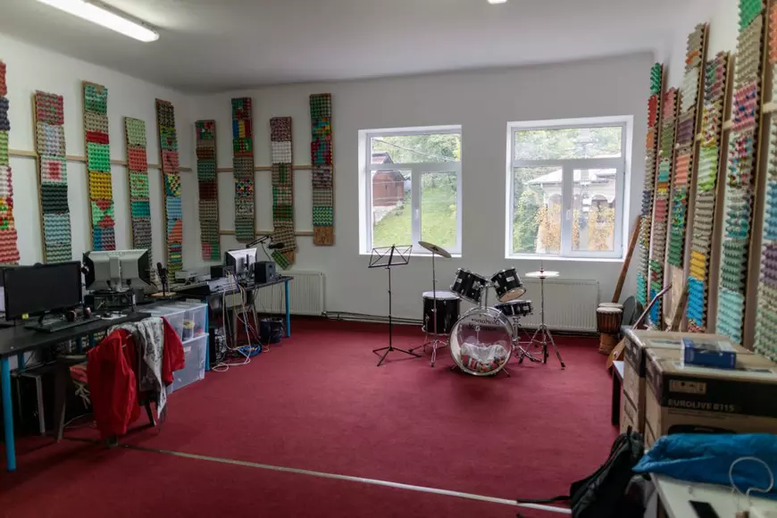 Amenajat de un ONG, un centru de tineri din Prahova e luat de consilierii locali PSD și PMP ca să facă ședințe, cununii și folclor