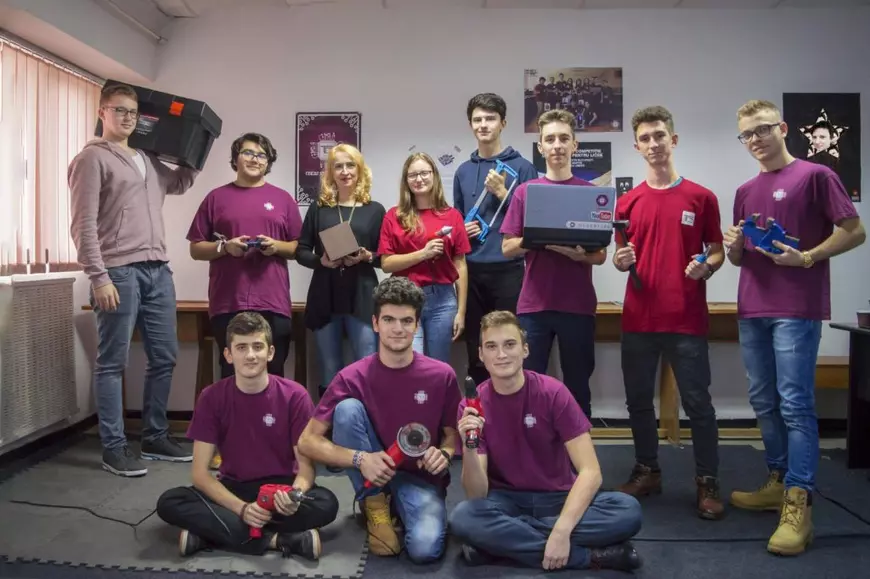 Ionuț Duiu, Vlad Udrescu (stânga, jos) și Andrei Dumitrescu (al treilea din dreapta, sus), în echipa de robotică a liceului
