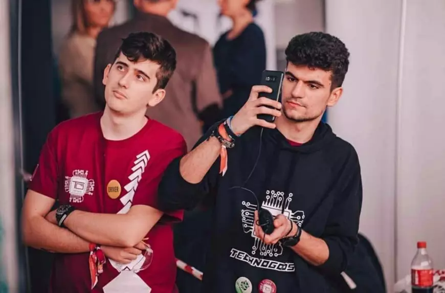 „E important să ai ciorapi călduroși”. Trei tineri din Târgu Jiu au lansat o afacere inedită cu șosete: cumperi o pereche, ei donează una