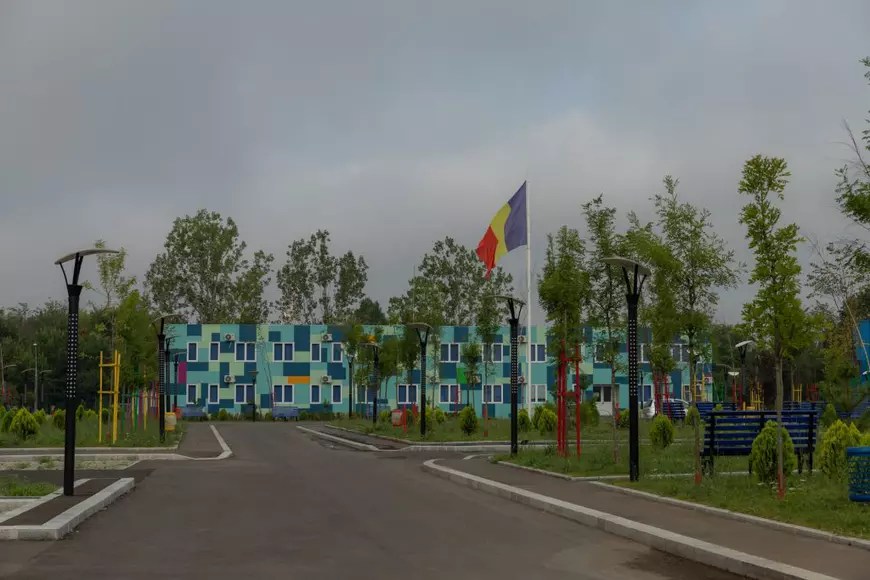 Sute de copii din sectorul 4 învață în containere fără autorizație de securitate la incendiu