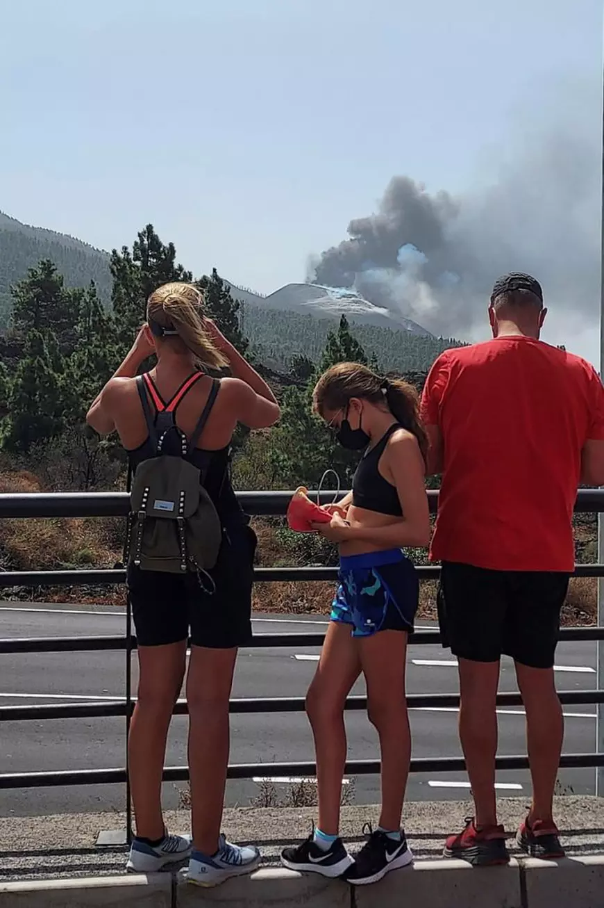 Turism vulcanologic în La Palma. Curioșii merg pe insula spaniolă să vadă cu ochii lor erupția vulcanului Cumbre Vieja