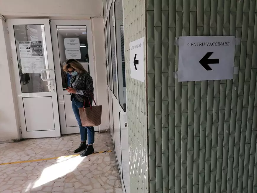 REPORTAJ. Restricţii şi obligaţii de serviciu, printre motivele pentru care bucureştenii și-au întors fața către vaccin