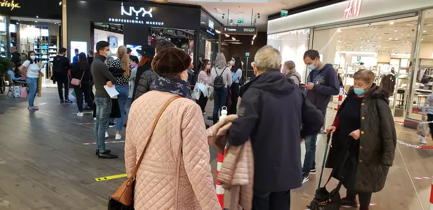 Centrul de vaccinare din mall-ul ParkLake, aglomerat aproape zilnic. „S-a stat și câte trei ore la coadă”