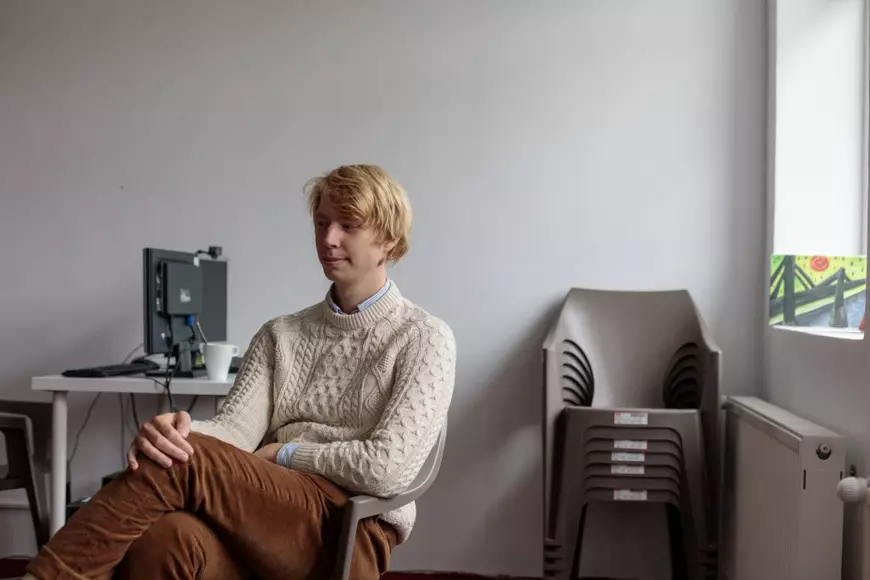 Amenajat de un ONG, un centru de tineri din Prahova e luat de consilierii locali PSD și PMP ca să facă ședințe, cununii și folclor