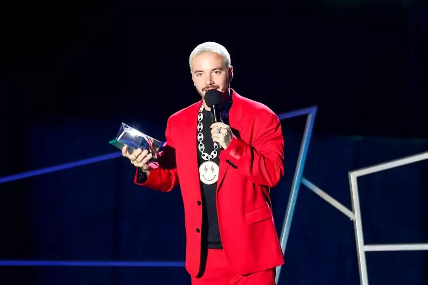 Cazul „Dani Mocanu”, în Columbia. Cântărețul J Balvin, în mijlocul unui scandal, după ce în ultimul său videoclip apare ținând două femei în lesă