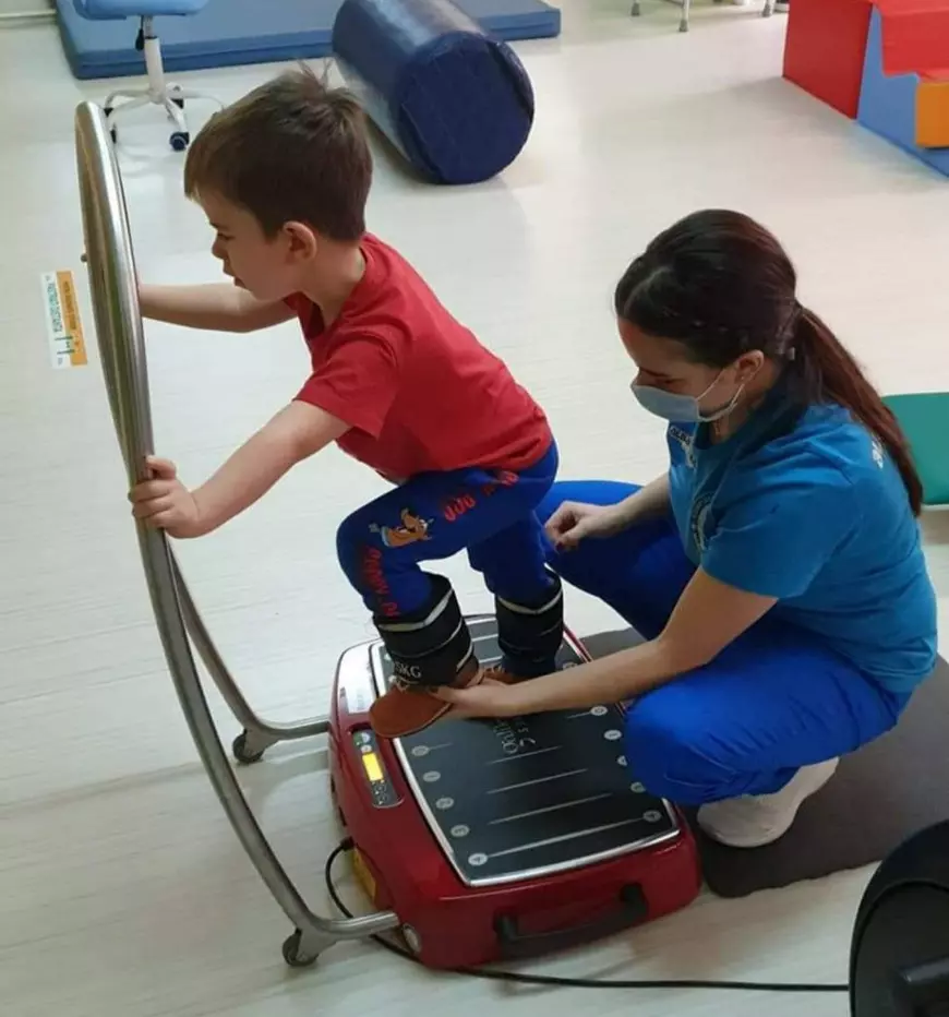 Bolnav de hipotonie, David-Luca învață să meargă la 6 ani. Copilul are nevoie de 5.400 de euro pentru un echipament medical ce poate fi adus din Germania