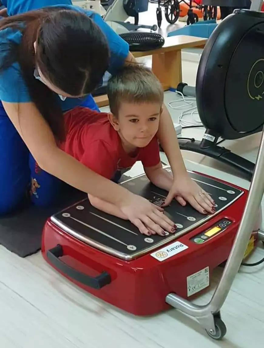 Bolnav de hipotonie, David-Luca învață să meargă la 6 ani. Copilul are nevoie de 5.400 de euro pentru un echipament medical ce poate fi adus din Germania