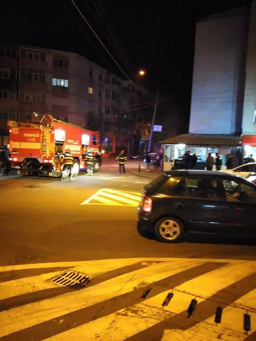 Accident rutier la Bârlad. Un tânăr de 18 ani care abia își luase permisul a intrat cu mașina într-un bar