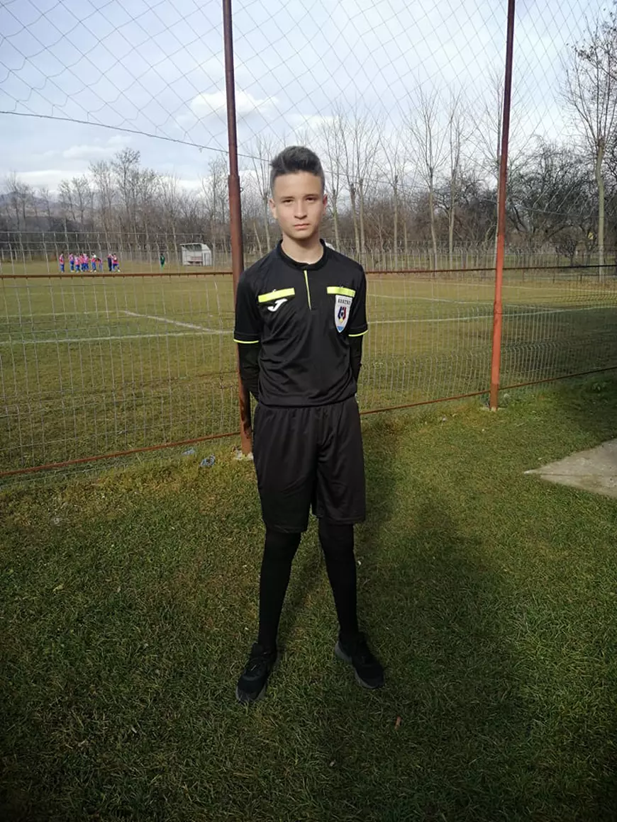 Arbitru la 13 ani și 3 luni. David Crețu, portar la Petrolul Ploiești, a debutat ca asistent la un meci din campionatul județean Prahova