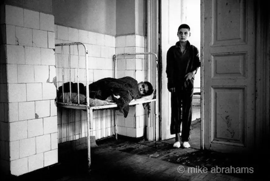 Mii de copii, abandonați și lăsați să moară. Cum a continuat să funcționeze sistemul de protecție a minorilor ca un lagăr, și după 1989