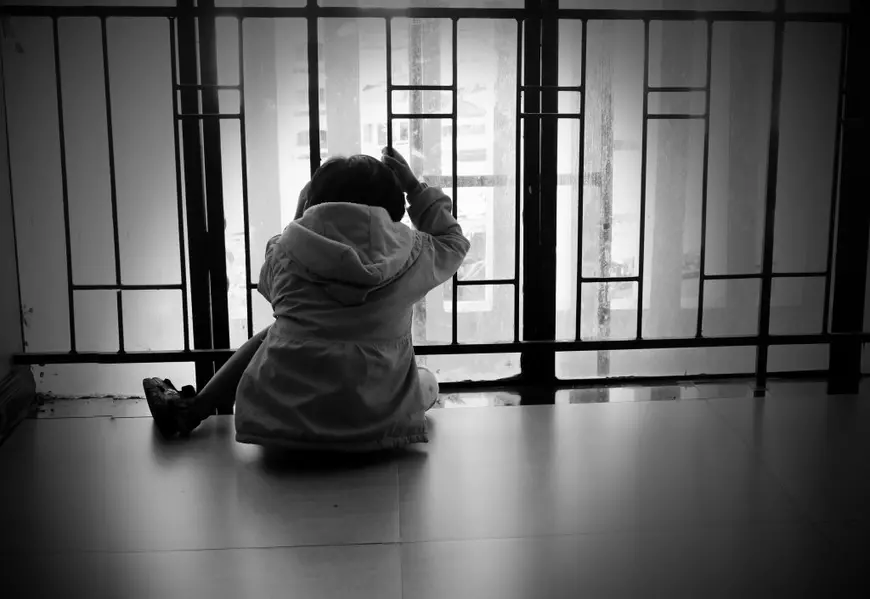 Cazul tinerilor care au violat, timp de 3 ani, mai multe copile „fiindcă merită”. Judecători: „În lipsa educației sexuale, au copiat din filme porno”