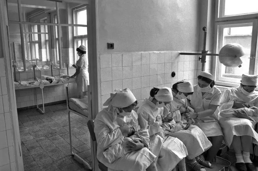 „Copilul nu aparține mamei”. Efectele decretului care a interzis avorturile în comunism se văd și azi în maternitățile românești