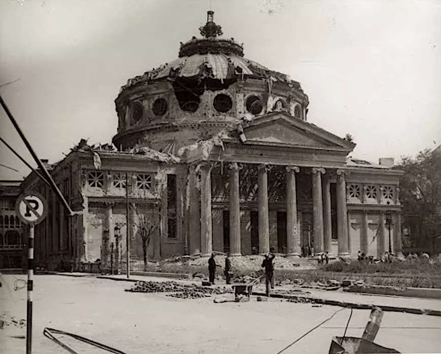 Ateneul Român se degradează: coloanele au început să se crape, iar grafferii își fac de cap pe clădirea-monument
