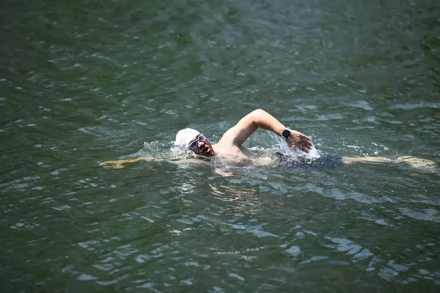 „Potențiali campioni există pe orice stradă, în orice oraș”. Povestea lui Avram Iancu, românul care a parcurs înot Dunărea