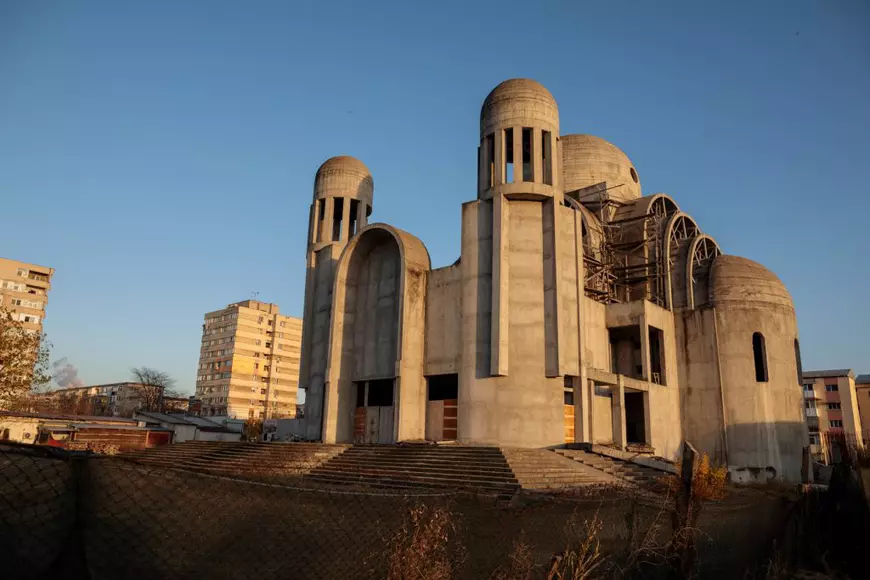 Catedrala din Craiova în care se tot bagă bani publici, dar lucrările nu mai avansează. „Se va termina când o vrea Dumnezeu!”