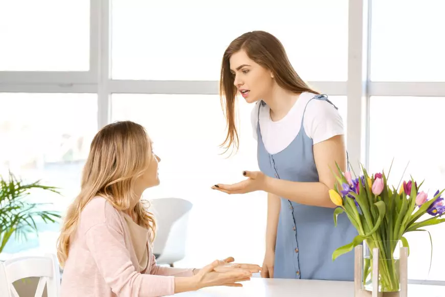 IN A RELATIONSHIP | „Tatăl meu este un conspiraționist convins”. Problemele tinerilor care vor să se vaccineze, dar părinții lor se opun