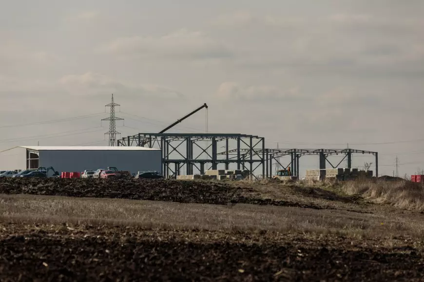 REPORTAJ. În comuna doljeană unde se ridică cel mai mare centru de date din țară, oamenii visează la apă potabilă și canalizare