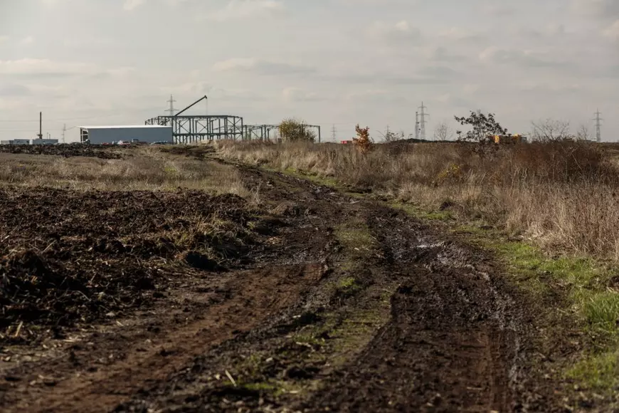 REPORTAJ. În comuna doljeană unde se ridică cel mai mare centru de date din țară, oamenii visează la apă potabilă și canalizare