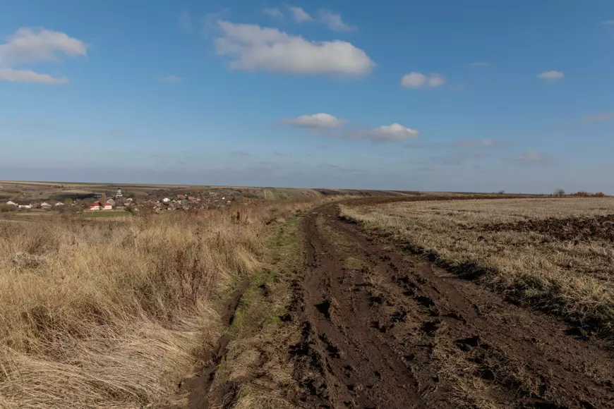 REPORTAJ. În comuna doljeană unde se ridică cel mai mare centru de date din țară, oamenii visează la apă potabilă și canalizare