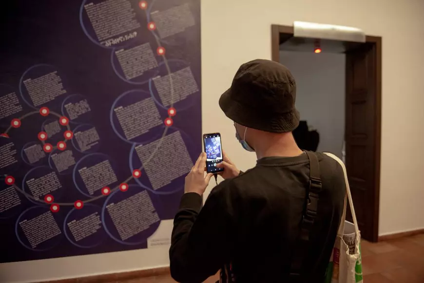 „Trăim vremuri SF”. Expoziția care explorează lumile alternative, din film până în realitatea pandemiei
