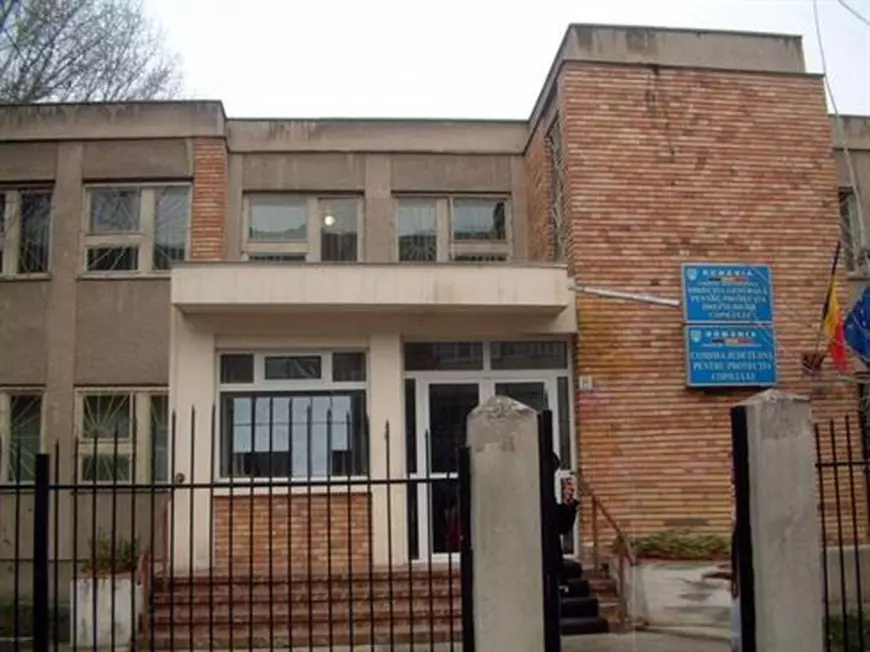 Povestea fetei de 15 ani pe care Protecția Copilului a lăsat-o să plece din centrul de plasament în casa unui traficant de minore