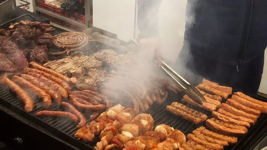 De câți bani ai nevoie pentru a merge la târgul de Crăciun din București? Un cârnat uriaș cu de toate costă 60 de lei