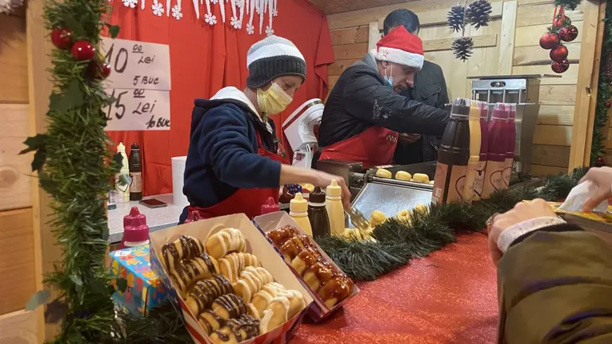 De câți bani ai nevoie pentru a merge la târgul de Crăciun din București? Un cârnat uriaș cu de toate costă 60 de lei