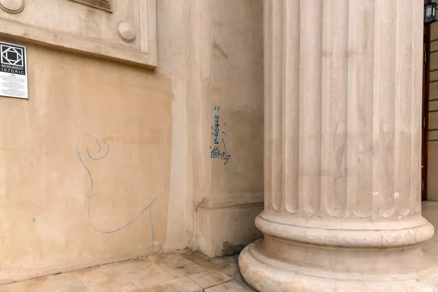 Ateneul Român se degradează: coloanele au început să se crape, iar grafferii își fac de cap pe clădirea-monument