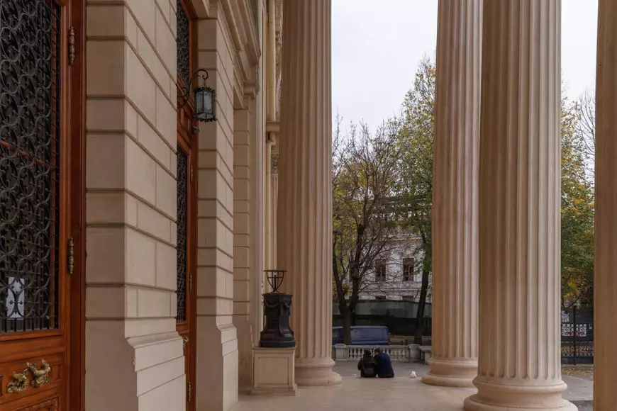 Ateneul Român se degradează: coloanele au început să se crape, iar grafferii își fac de cap pe clădirea-monument