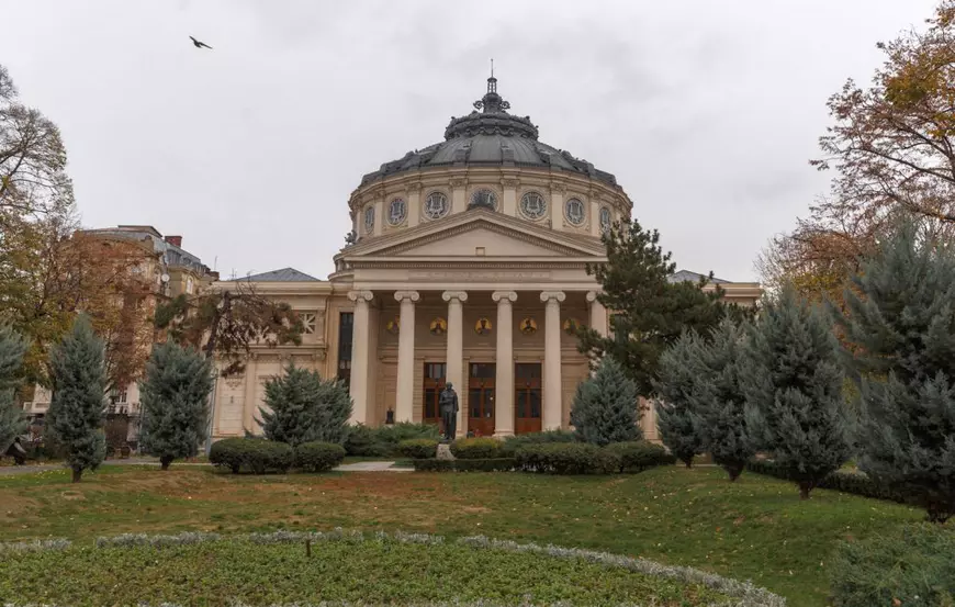 Ateneul Român se degradează: coloanele au început să se crape, iar grafferii își fac de cap pe clădirea-monument