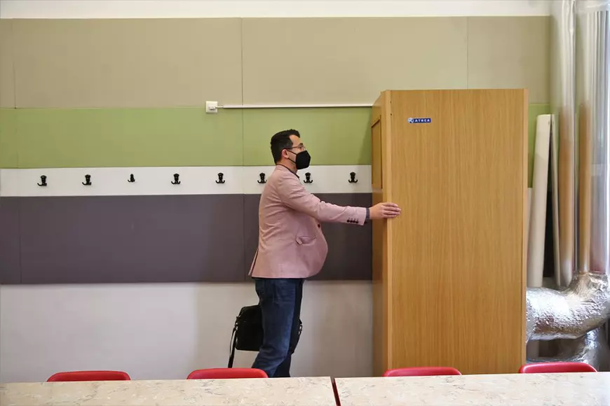 Doi ingineri au creat sala de clasă cu cel mai curat aer din București. „Am aruncat fumigene să vedem cum se răspândește aerul”