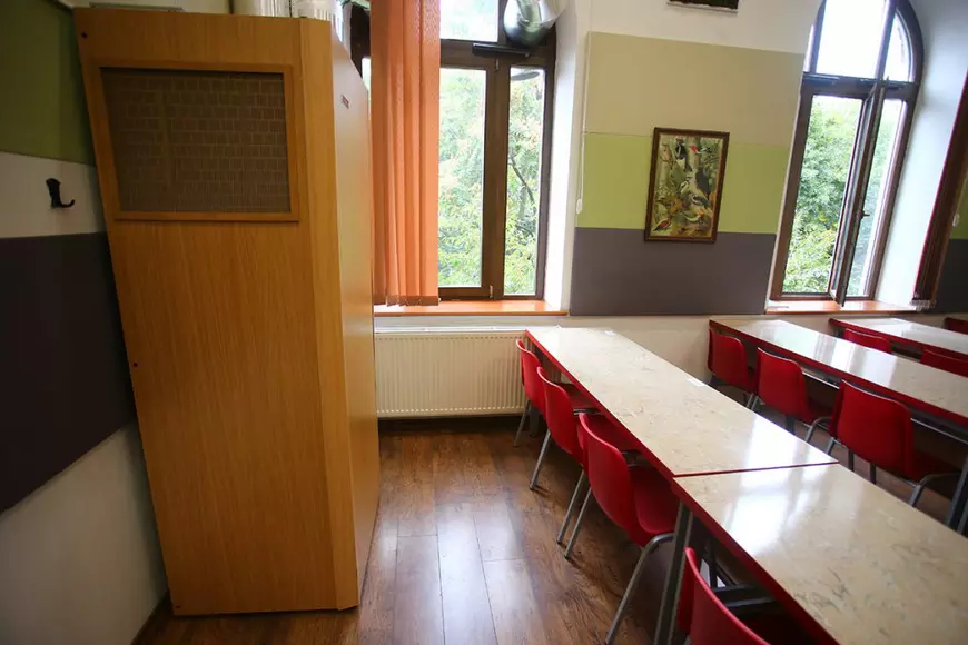 Doi ingineri au creat sala de clasă cu cel mai curat aer din București. „Am aruncat fumigene să vedem cum se răspândește aerul”