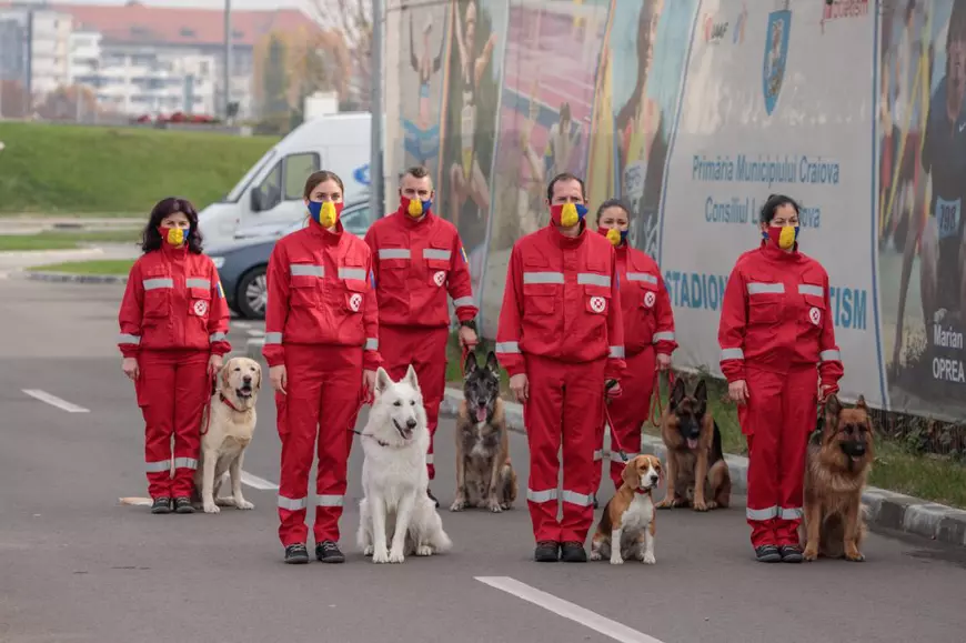 Echipa României care a participat la Campionatul Mondial Canin din Craiova. De la stânga la dreapta: Carmen Popescu și Oscar, Oana Marica și Esatos, Mihnea Stănescu și Taz, Cosmin Rădulescu și Nera, Andra Boțiu și Arty, Adriana Grigore și Alicia