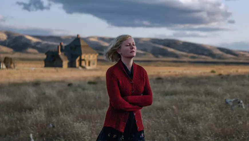 Cronică de film: „În ghearele câinilor”, lansat online de 1 decembrie, e un film care plânge după marele ecran