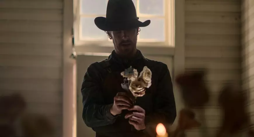 Cronică de film: „În ghearele câinilor”, lansat online de 1 decembrie, e un film care plânge după marele ecran