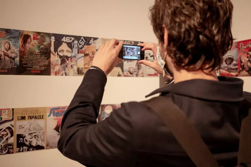 „Trăim vremuri SF”. Expoziția care explorează lumile alternative, din film până în realitatea pandemiei