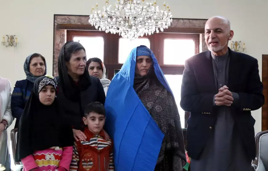 Fata afgană de pe celebra copertă National Geographic din 1985 a fugit din calea talibanilor. Unde a găsit refugiu